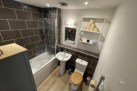 Bathroom - 9 Marlowe Place - Dover Street Canterbu