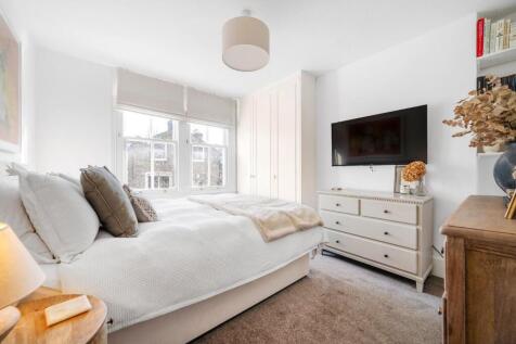 Bedroom 1.jpg