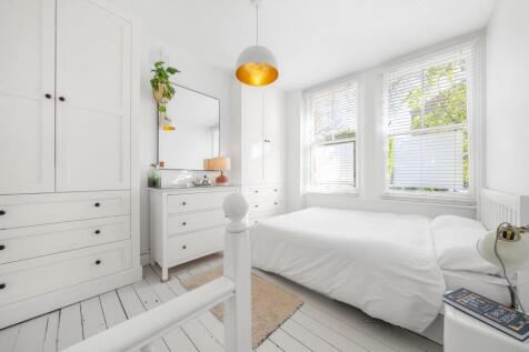 Bedroom 1 (2).jpg