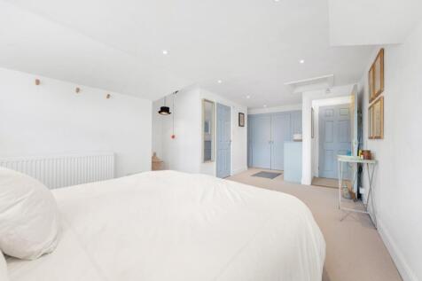 Bedroom 1 (2).jpg