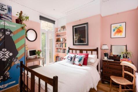 Bedroom 1.jpg