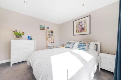 Bedroom 1 (2).jpg