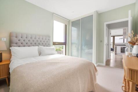 Bedroom 1 (2).JPG