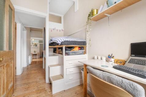 Bedroom 2 (2).JPG