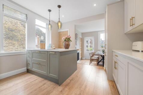 Kitchen (2).JPG