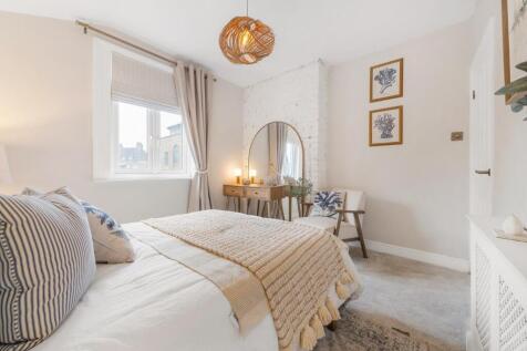 Bedroom 2 (2).JPG