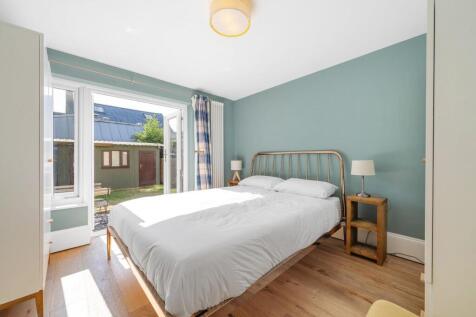 Bedroom 1.JPG