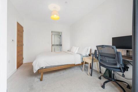 Bedroom 1 (2).JPG
