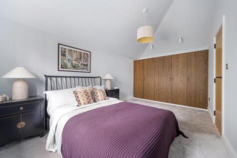 Bedroom 1 (2).JPG