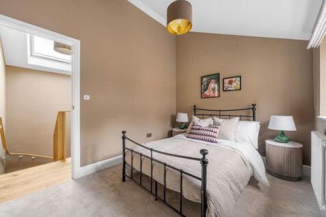 Bedroom 2 (2).JPG