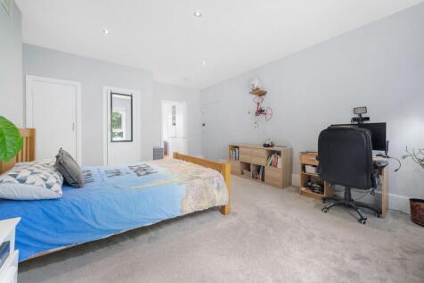 Bedroom 1 (2).JPG