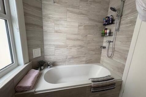 Bathroom a.jpg
