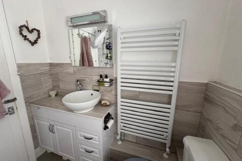 Bathroom b.jpg