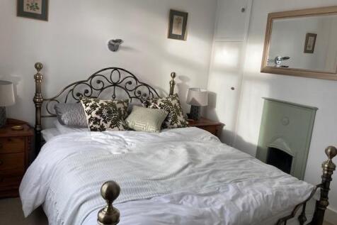 Bedroom 1a.jpg