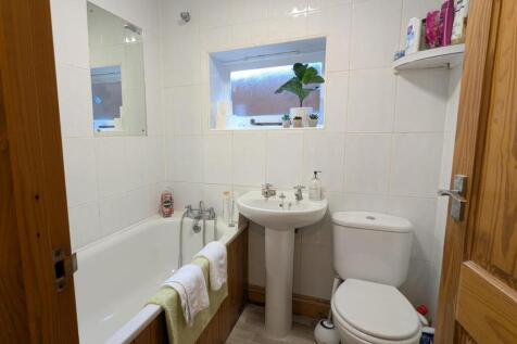bathroom 3.jpg