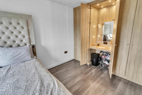 Bedroom 4 - Dress...