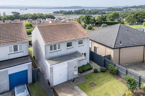 Fabulous 3-Bedroom Detached Home with Stunning Vi