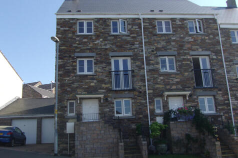 5 bedroom Semi-Detached House