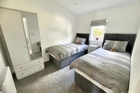 Twin bedroom