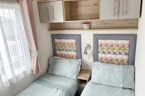 Twin bedroom