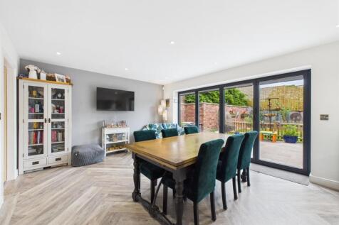 Spacious Lounge/Dining Area