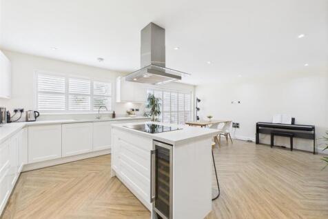 Spacious Lounge/Dining Area