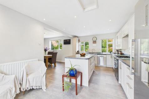 L-Shaped Open Plan Dining/Living Kitchen