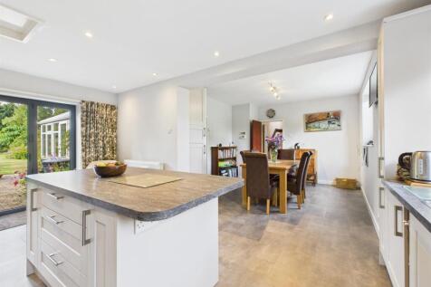 L-Shaped Open Plan Dining/Living Kitchen