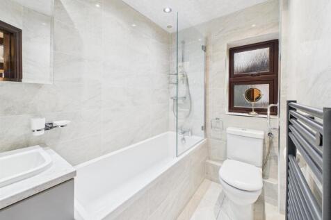 Well-Appointed En-Suite Bathroom