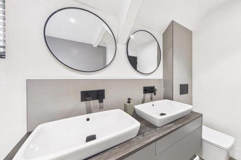 Superbly Appointed Principle Bathroom