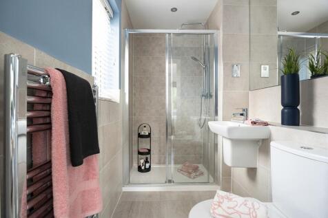 The king-size main bedroom has it&#39;s own en-suite shower room