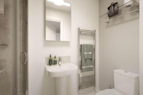 The main bedroom features an en-suite shower room