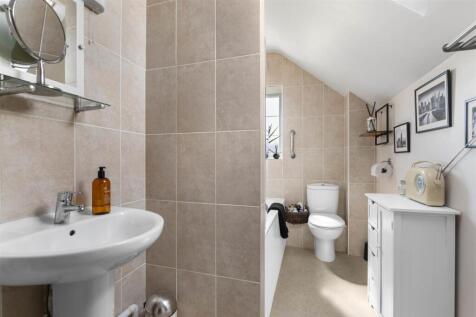 Gouldingsbathroom.jpg