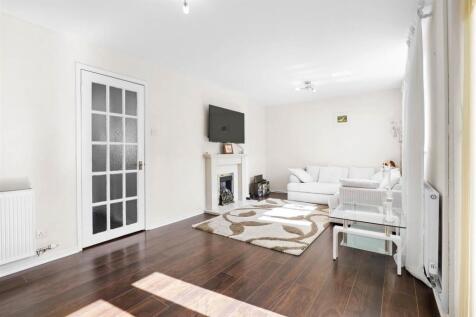 24 Camp Hill Avenue - Living room.jpg