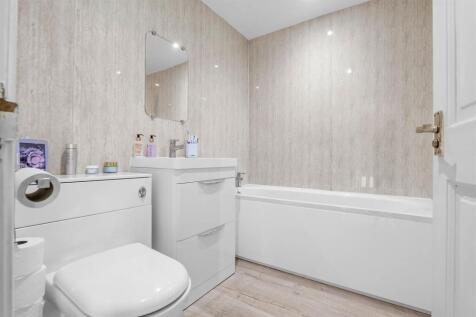 24 Camp Hill Avenue - Bathroom.jpg