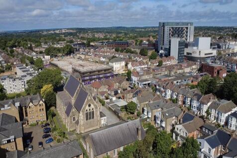 Ideally located in North Finchley with excellent transport links to central London and beyond