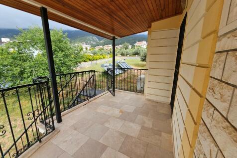 Side terrace