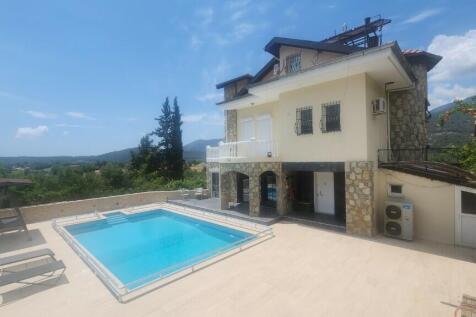Pool to villa 