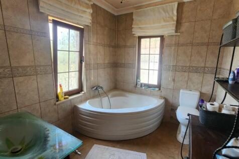 En-suite to Bed 1