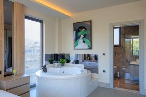 Bed 1 Jacuzzi