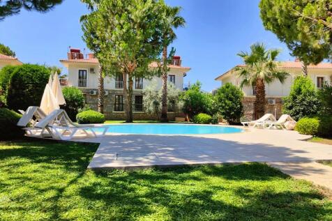 Pool &amp; gardens