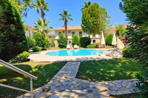 Pool &amp; gardens