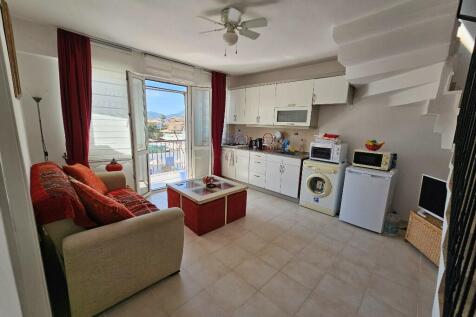 Lounge Kitchen 