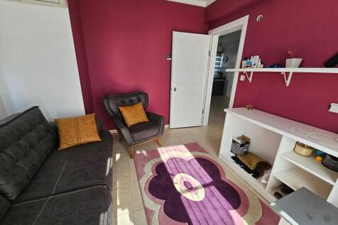 Bed 2/Lounge