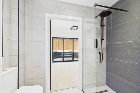 En Suite (Bed 3 &amp; 4)