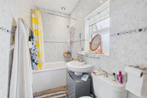 En-suite to bedroom 1