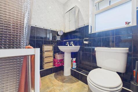 En-suite to bedroom 2