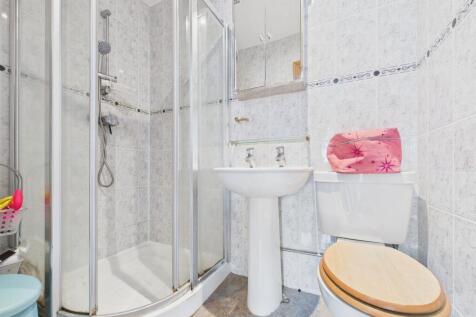 En-suite to bedroom 3