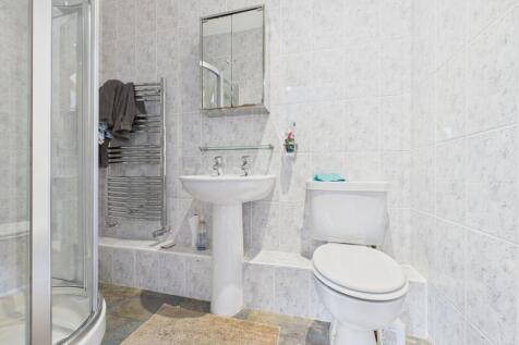 En-suite to bedroom 4