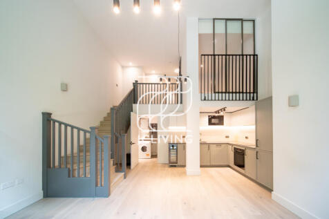 Mews house,  Windsor Square, SE18